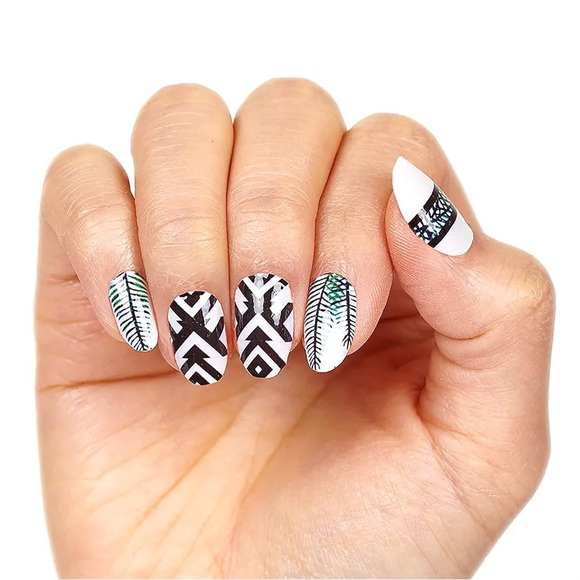 Color Street Nail Set - Picture 4 of 8